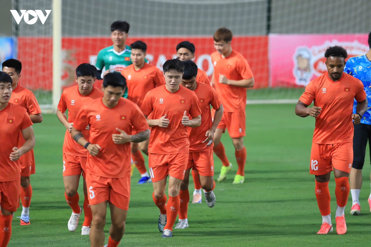 Dt viet nam bat ngo vang dan sao nhap tich o buoi tap truoc tran dau voi campuchia hinh anh 1