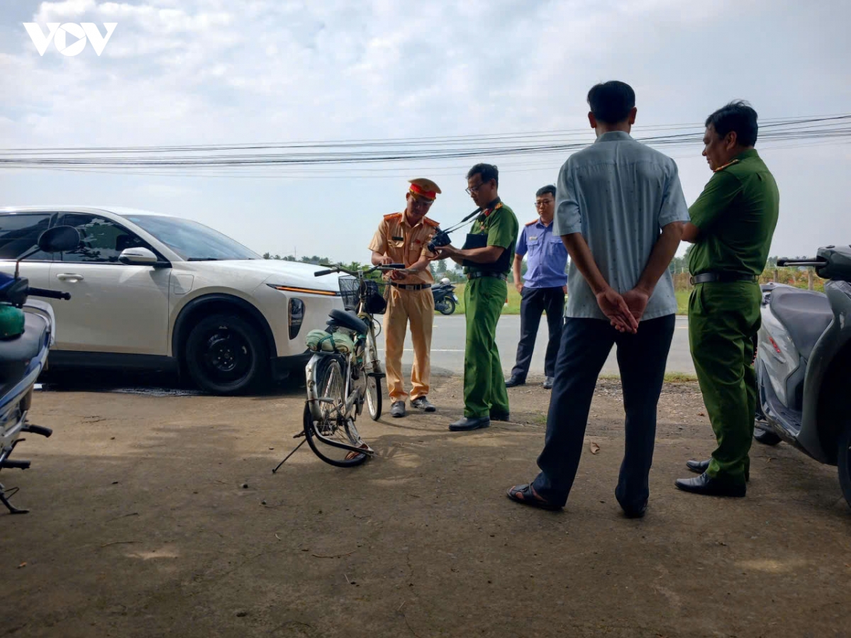 va cham voi xe may, nguoi dan ong di xe dap tu vong hinh anh 1