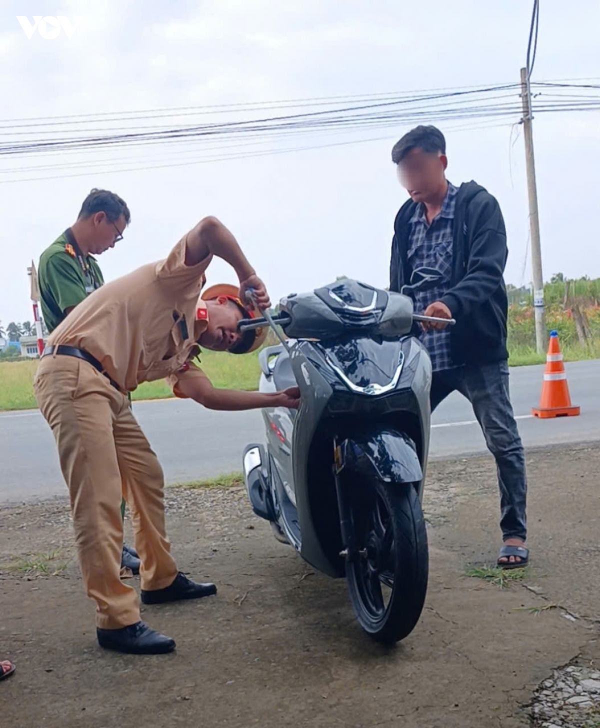 va cham voi xe may, nguoi dan ong di xe dap tu vong hinh anh 2