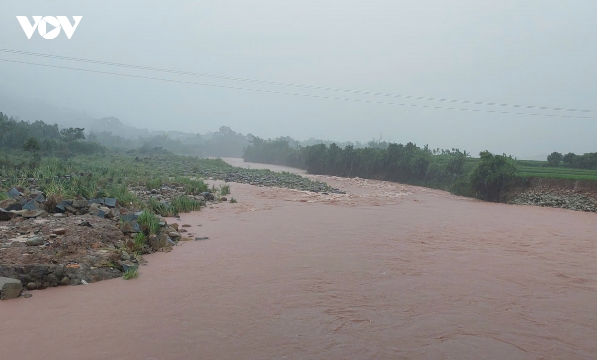 quang ninh tiep tuc ngap ung, sat lo cuc bo sau mua lon hinh anh 4