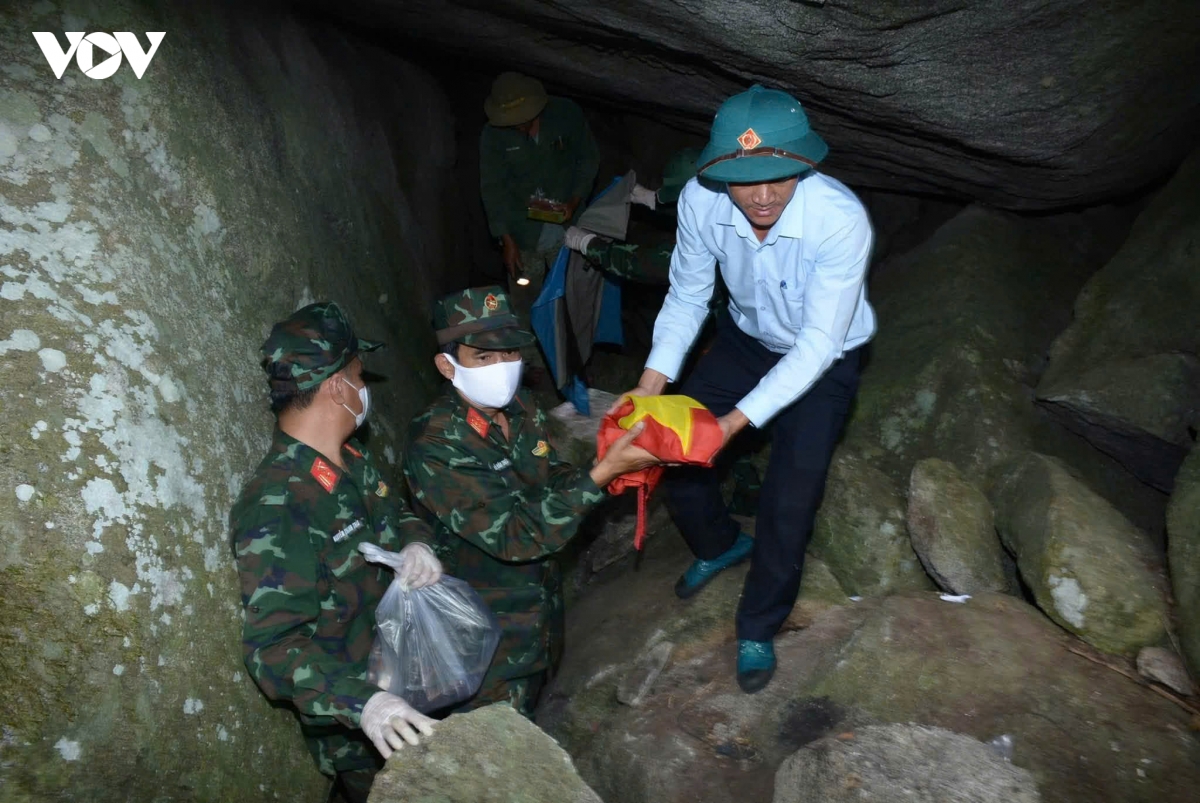 quy tap hai cot liet si trong hang da o xa cu pui, tinh Dak lak hinh anh 3