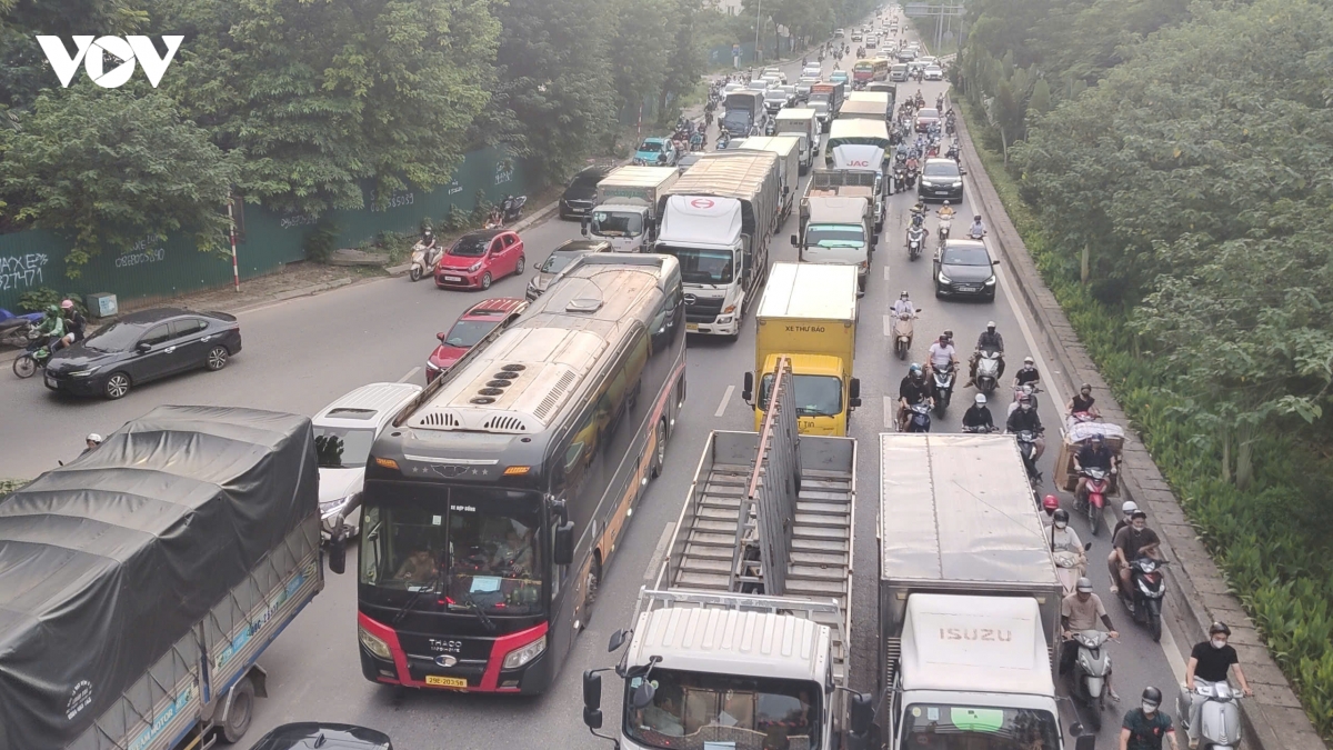vanh dai 3 tren cao dong nghet, csgt phan luong vao lan khan cap hinh anh 2