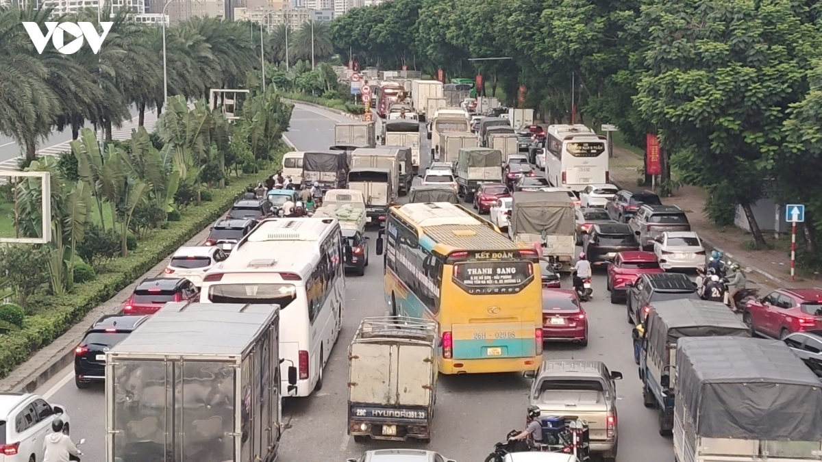 vanh dai 3 tren cao dong nghet, csgt phan luong vao lan khan cap hinh anh 3