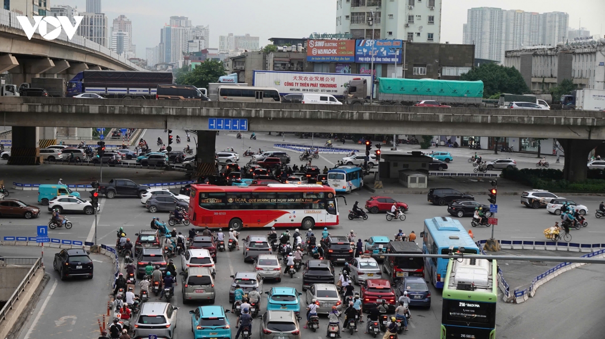 vanh dai 3 tren cao dong nghet, csgt phan luong vao lan khan cap hinh anh 4
