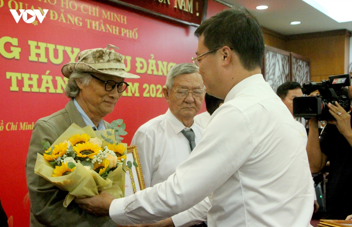 tp.hcm ton vinh 150 dang vien nhan huy hieu Dang dip quoc khanh 2 9 hinh anh 2