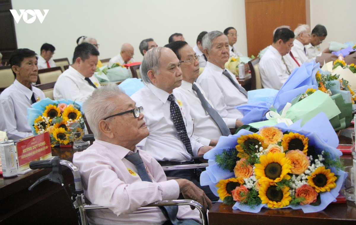 tp.hcm ton vinh 150 dang vien nhan huy hieu Dang dip quoc khanh 2 9 hinh anh 3