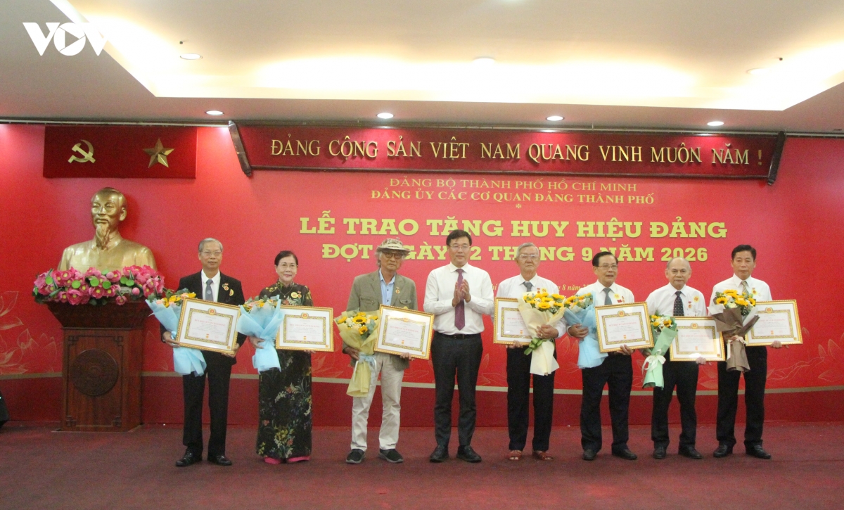 tp.hcm ton vinh 150 dang vien nhan huy hieu Dang dip quoc khanh 2 9 hinh anh 4