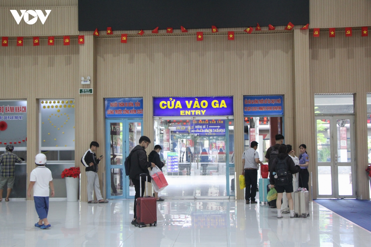 ga tau, san bay tan son nhat khong qua dong duc trong ngay dau ky nghi le 2 9 hinh anh 1