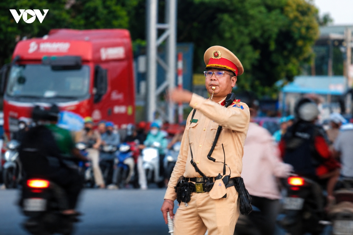 dong xe co roi ha noi di nghi le 2 9, cac cua ngo un u keo dai hinh anh 7