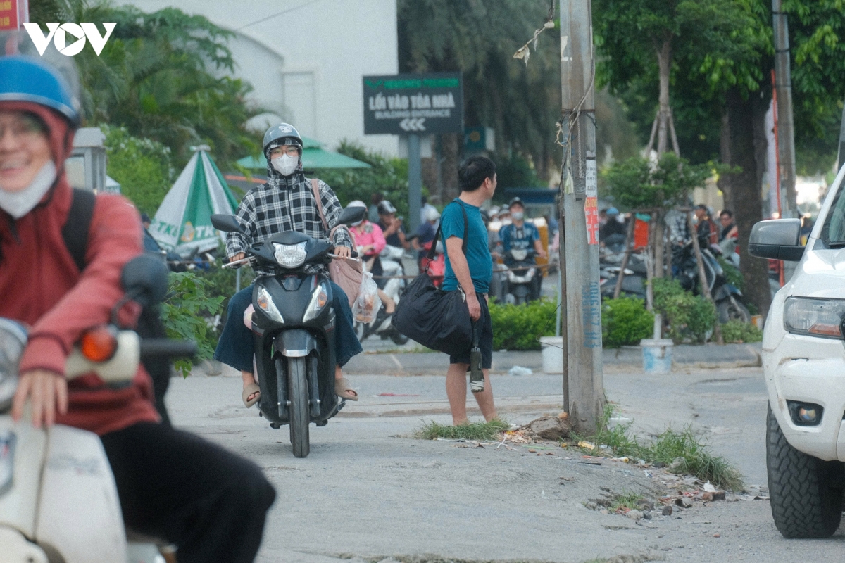 dong xe co roi ha noi di nghi le 2 9, cac cua ngo un u keo dai hinh anh 12
