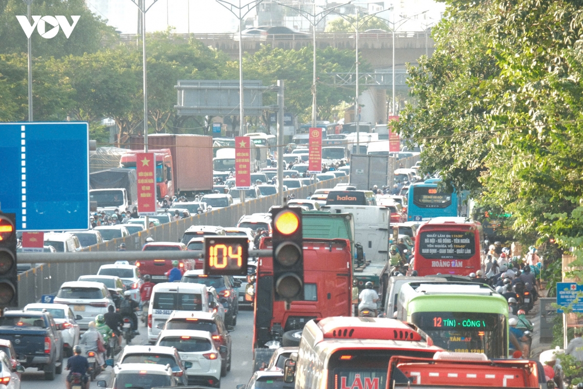 dong xe co roi ha noi di nghi le 2 9, cac cua ngo un u keo dai hinh anh 3