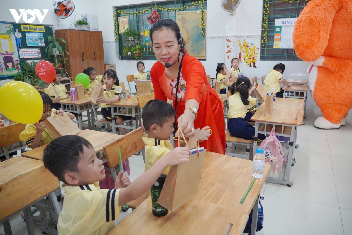 tp.hcm du kien giam hon 700 truong cong, gan 1.400 hieu truong hinh anh 1