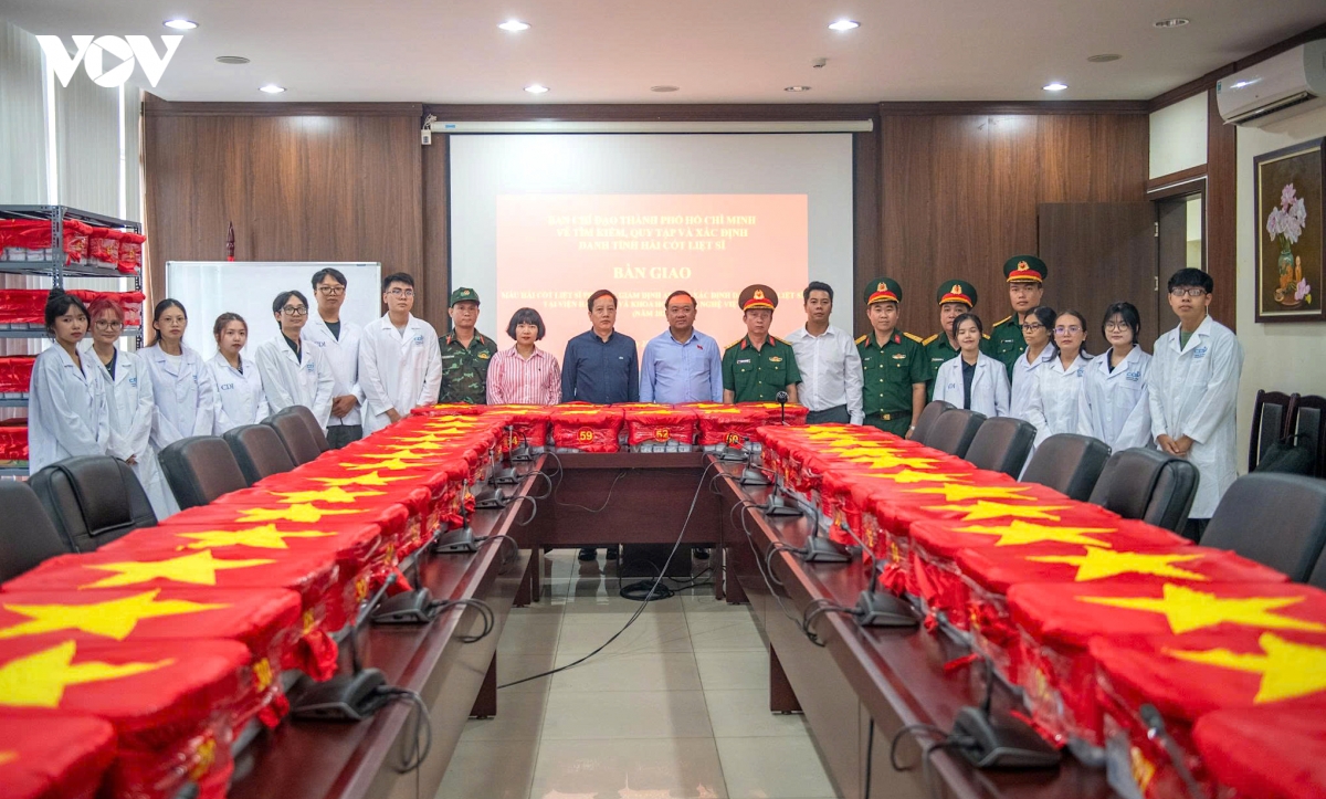 chuyen bay dua 7.104 mau hai cot liet si giam dinh adn da den ha noi hinh anh 9