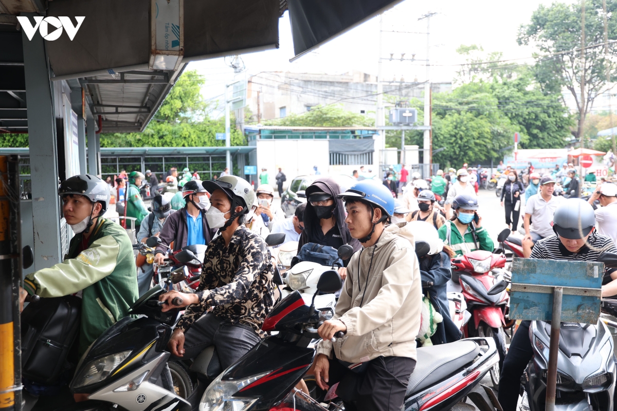 giao thong cua ngo tp.hcm ap luc, nhieu tuyen duong un u keo dai hinh anh 5