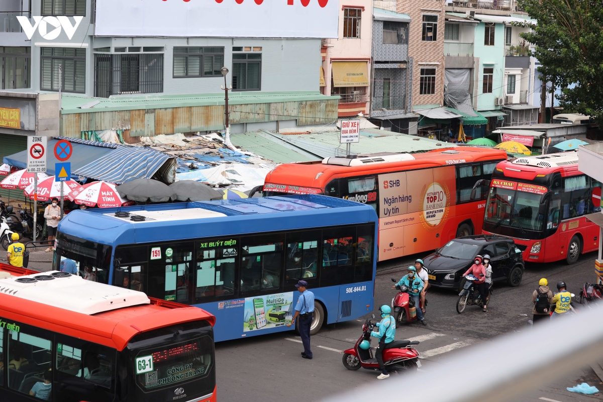 giao thong cua ngo tp.hcm ap luc, nhieu tuyen duong un u keo dai hinh anh 4