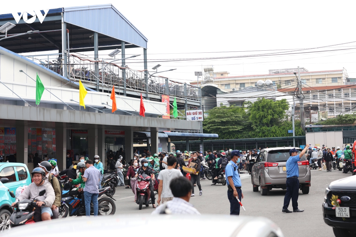 giao thong cua ngo tp.hcm ap luc, nhieu tuyen duong un u keo dai hinh anh 6