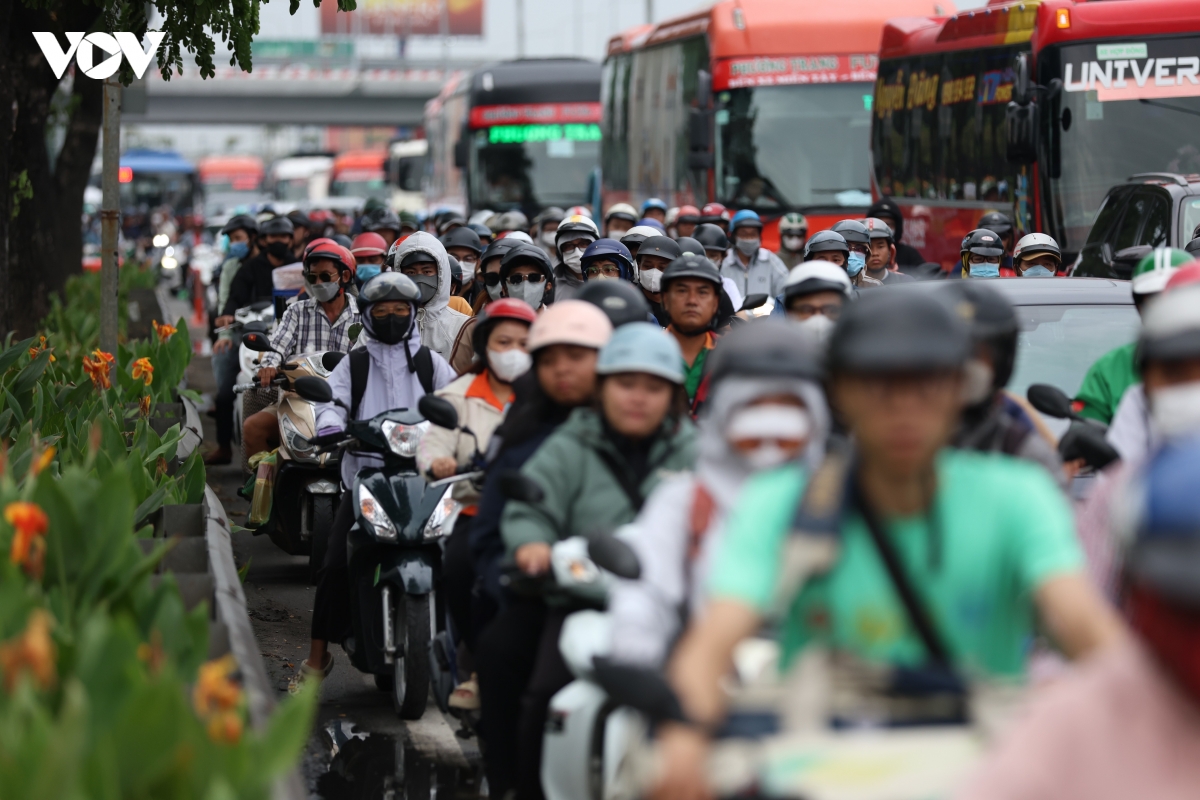 giao thong cua ngo tp.hcm ap luc, nhieu tuyen duong un u keo dai hinh anh 2