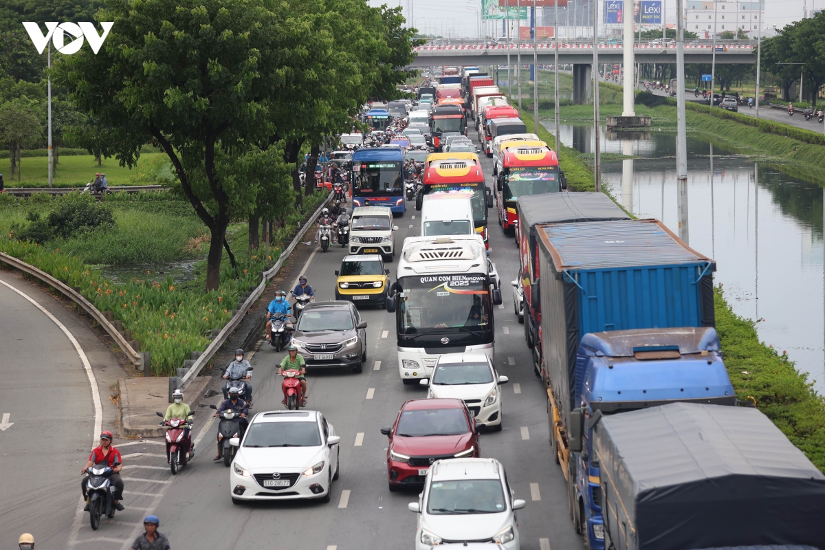 giao thong cua ngo tp.hcm ap luc, nhieu tuyen duong un u keo dai hinh anh 1