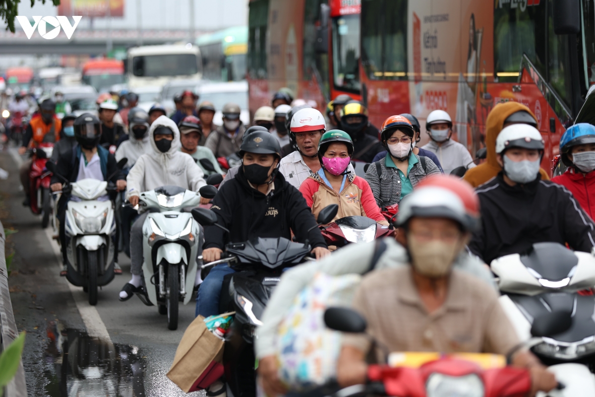 giao thong cua ngo tp.hcm ap luc, nhieu tuyen duong un u keo dai hinh anh 7