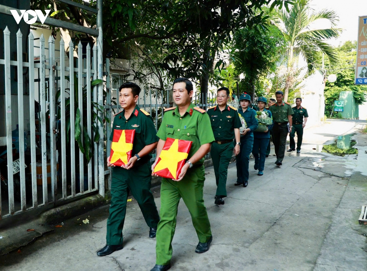 nuoc mat nguoi em 81 tuoi khi nhan di anh 2 nguoi anh liet si hinh anh 1