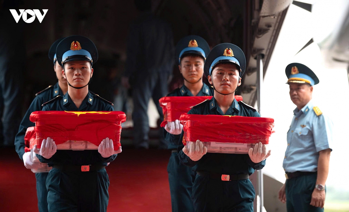 chuyen bay dua 7.104 mau hai cot liet si giam dinh adn da den ha noi hinh anh 2