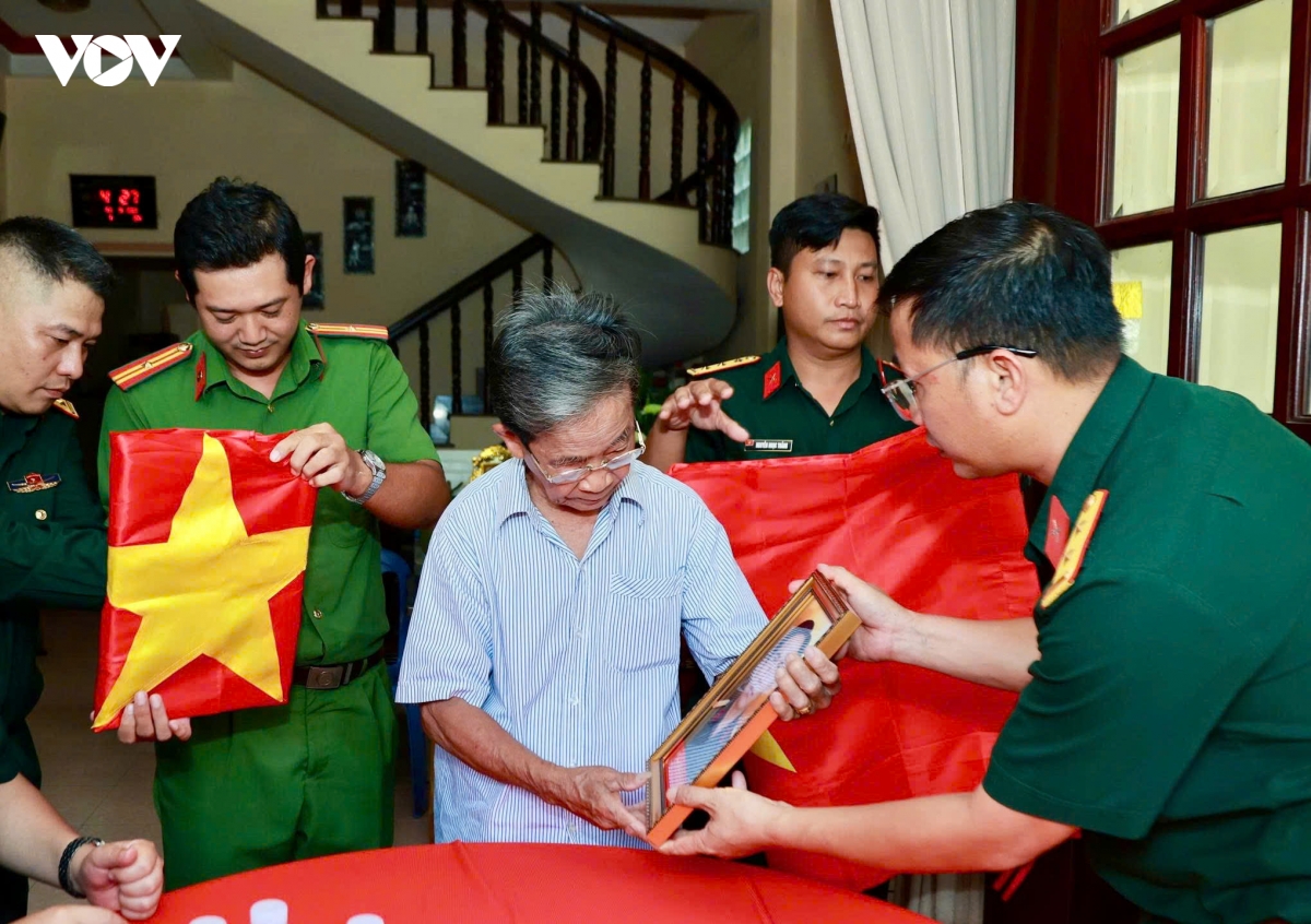 nuoc mat nguoi em 81 tuoi khi nhan di anh 2 nguoi anh liet si hinh anh 2