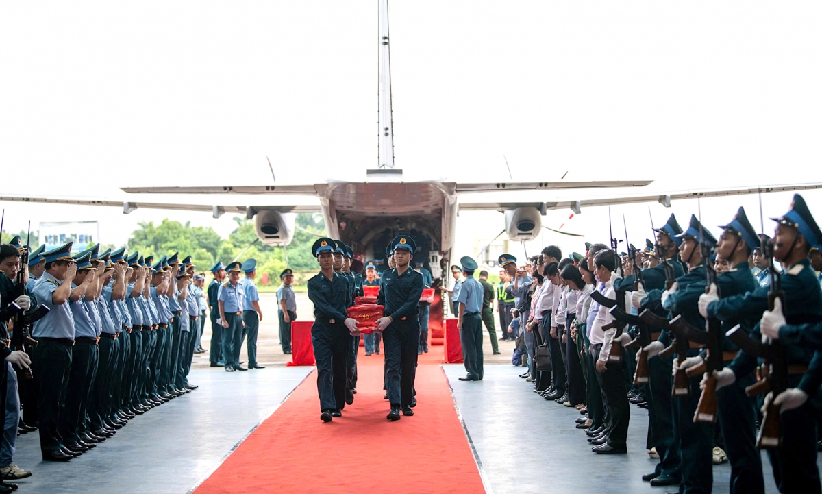 chuyen bay dua 7.104 mau hai cot liet si giam dinh adn da den ha noi hinh anh 3