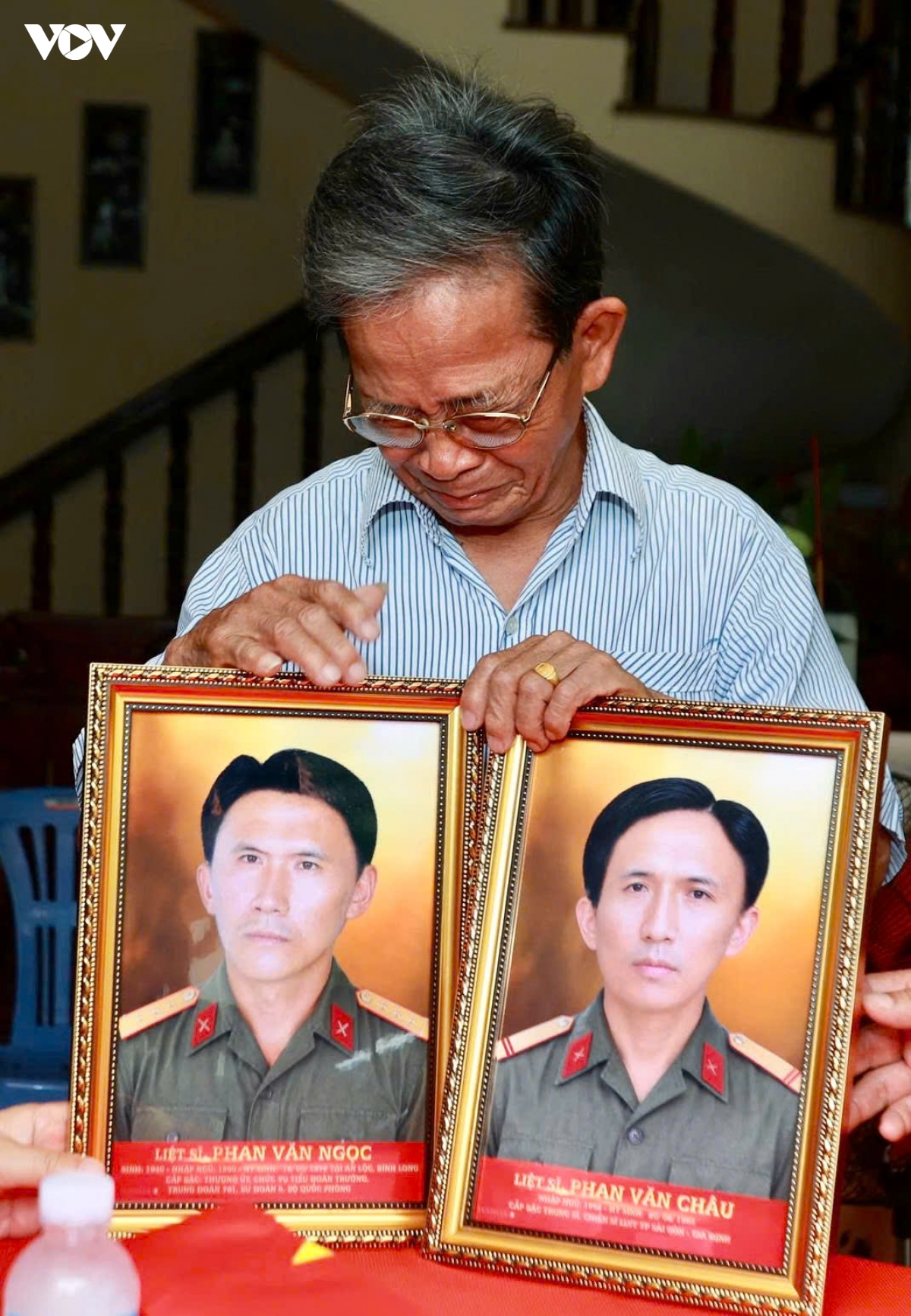 nuoc mat nguoi em 81 tuoi khi nhan di anh 2 nguoi anh liet si hinh anh 3