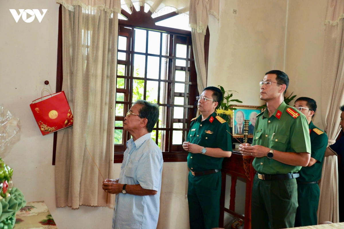 nuoc mat nguoi em 81 tuoi khi nhan di anh 2 nguoi anh liet si hinh anh 5