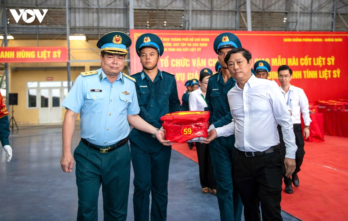 chuyen bay dua 7.104 mau hai cot liet si giam dinh adn da den ha noi hinh anh 7