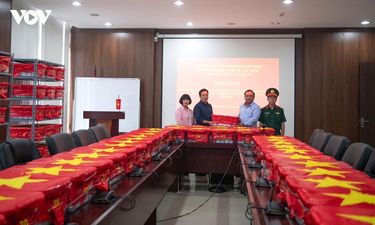 chuyen bay dua 7.104 mau hai cot liet si giam dinh adn da den ha noi hinh anh 8