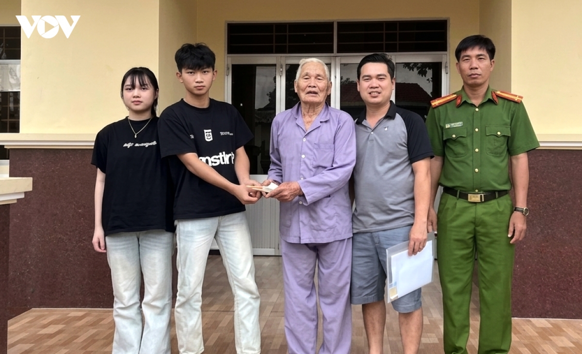 hai ban tre tra lai vi tien nhat duoc cho cu ong 99 tuoi hinh anh 1