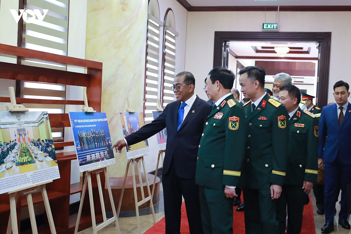 Dai tuong phan van giang hoi dam voi bo truong quoc phong malaysia hinh anh 2
