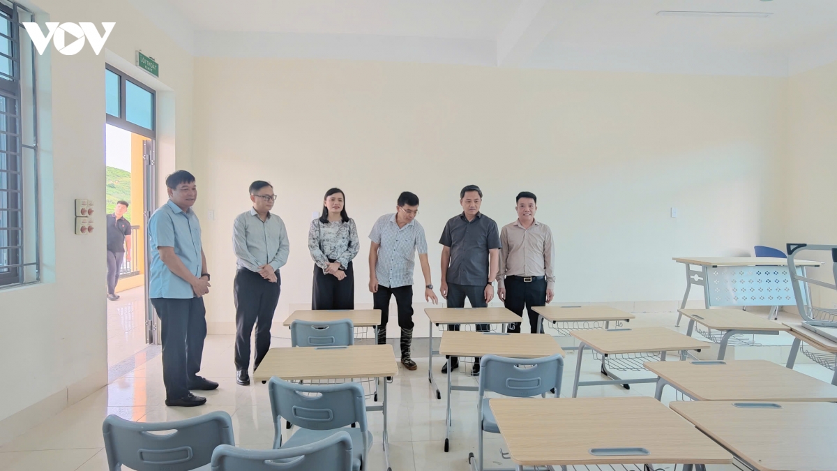 son la day nhanh hoan thien cac truong lien cap vung bien truoc nam hoc moi hinh anh 2