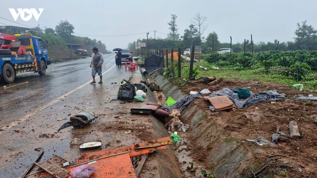 lat xe khach o gia lai khien 1 nguoi tu vong, nhieu nguoi bi thuong hinh anh 4
