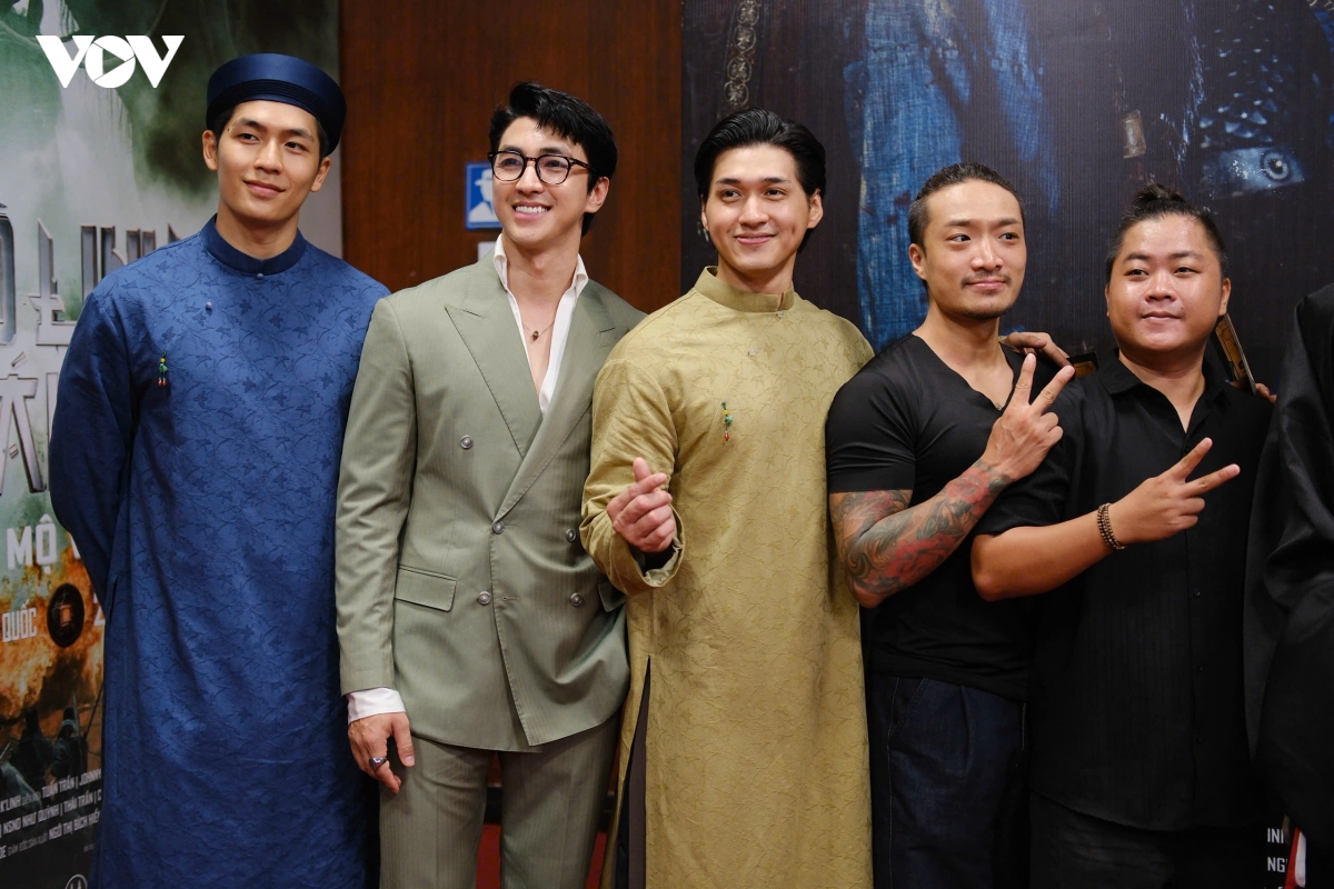 johnny tri nguyen cung dan sao tren tham do ho linh trang si hinh anh 14