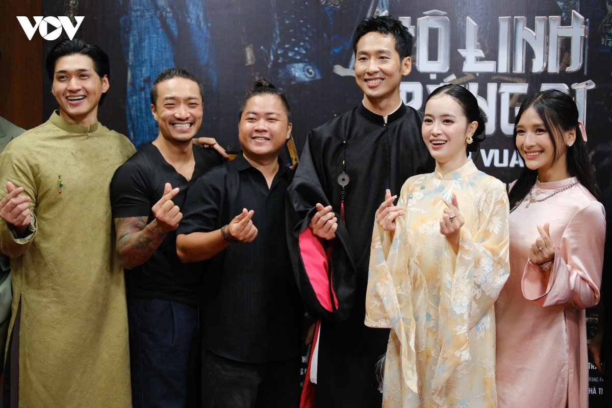 johnny tri nguyen cung dan sao tren tham do ho linh trang si hinh anh 13