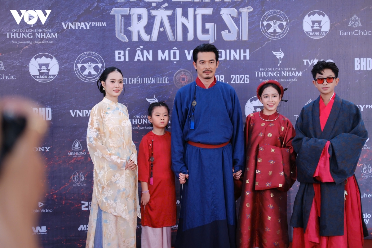 johnny tri nguyen cung dan sao tren tham do ho linh trang si hinh anh 1