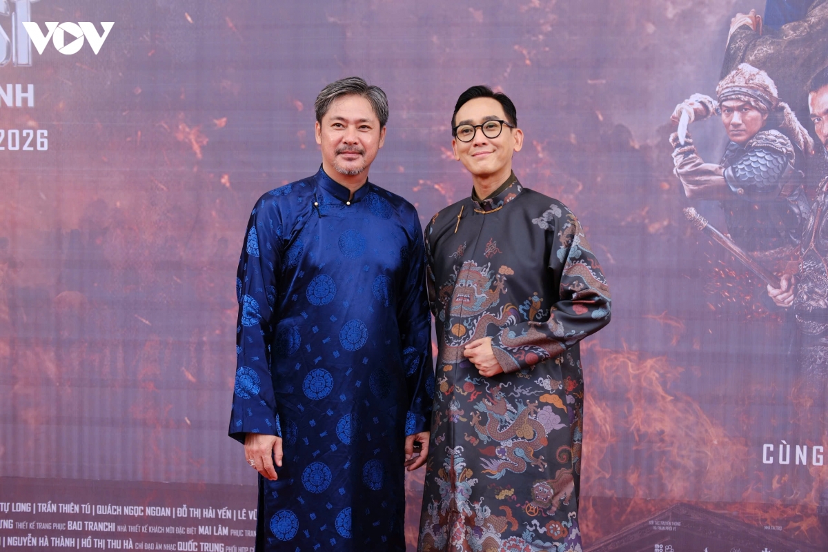 johnny tri nguyen cung dan sao tren tham do ho linh trang si hinh anh 11