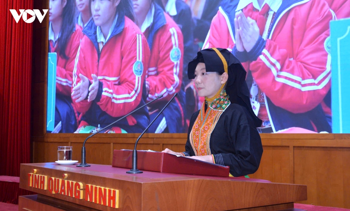 bi thu tinh uy quang ninh doi thoai 300 hoc sinh sinh vien truoc them nam hoc moi hinh anh 1
