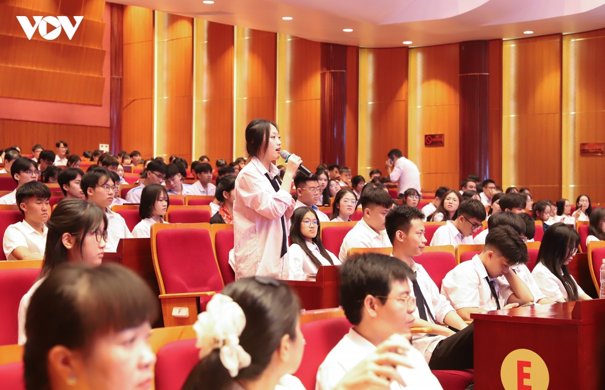 bi thu tinh uy quang ninh doi thoai 300 hoc sinh sinh vien truoc them nam hoc moi hinh anh 2