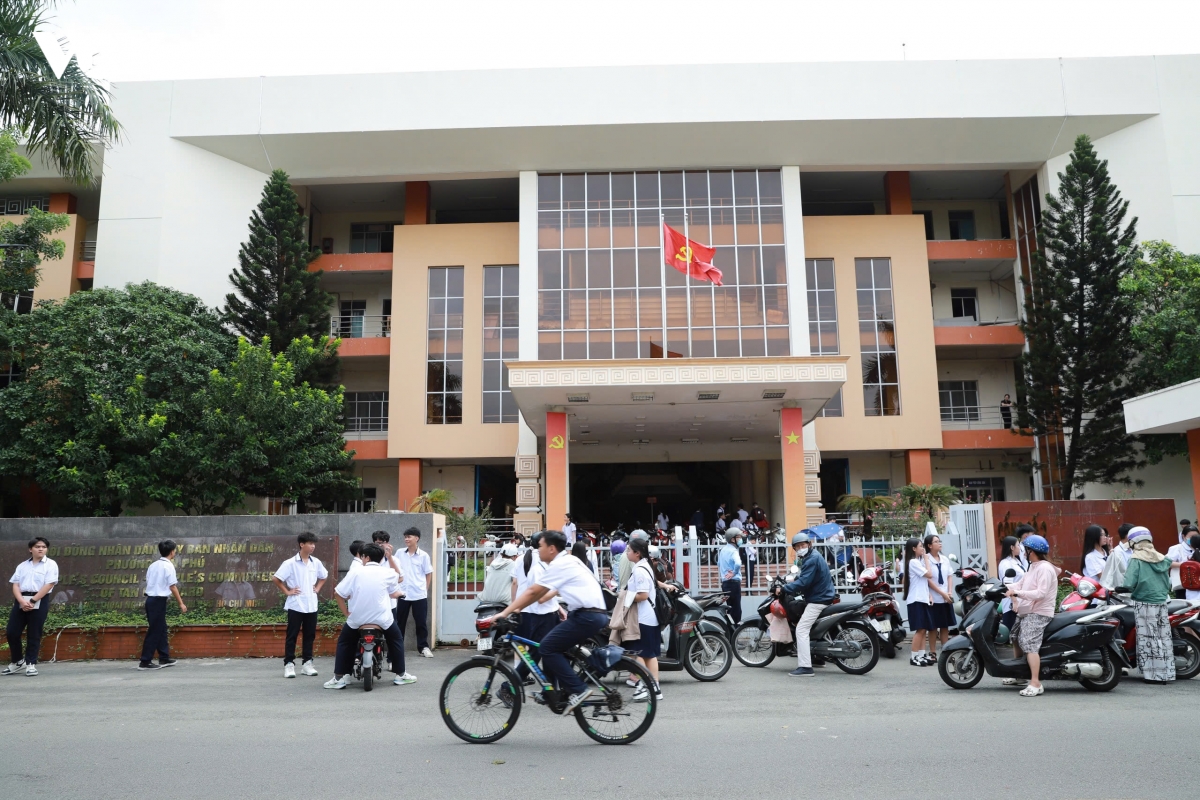 hoc sinh tp.hcm tuu truong som, hon 2,62 trieu em buoc vao nam hoc moi hinh anh 1
