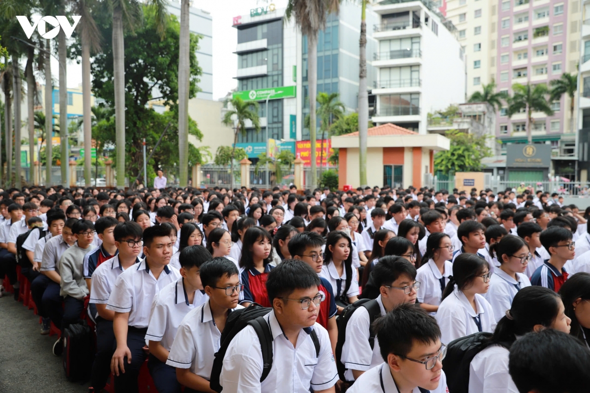 hoc sinh tp.hcm tuu truong som, hon 2,62 trieu em buoc vao nam hoc moi hinh anh 2