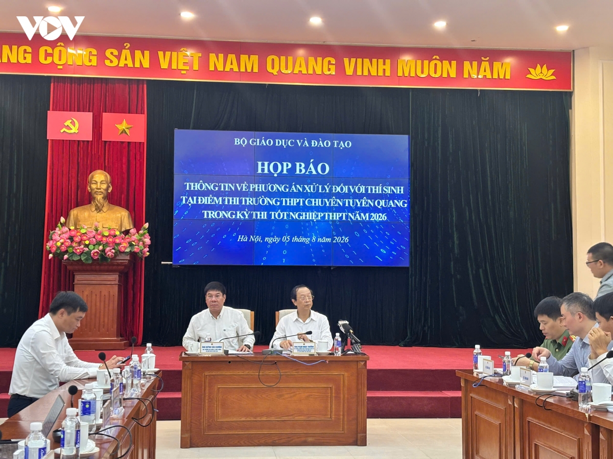 Thứ trưởng Bộ GD-ĐT: Thi lại là phương án phù hợp nhất, bảo đảm tính nhân văn