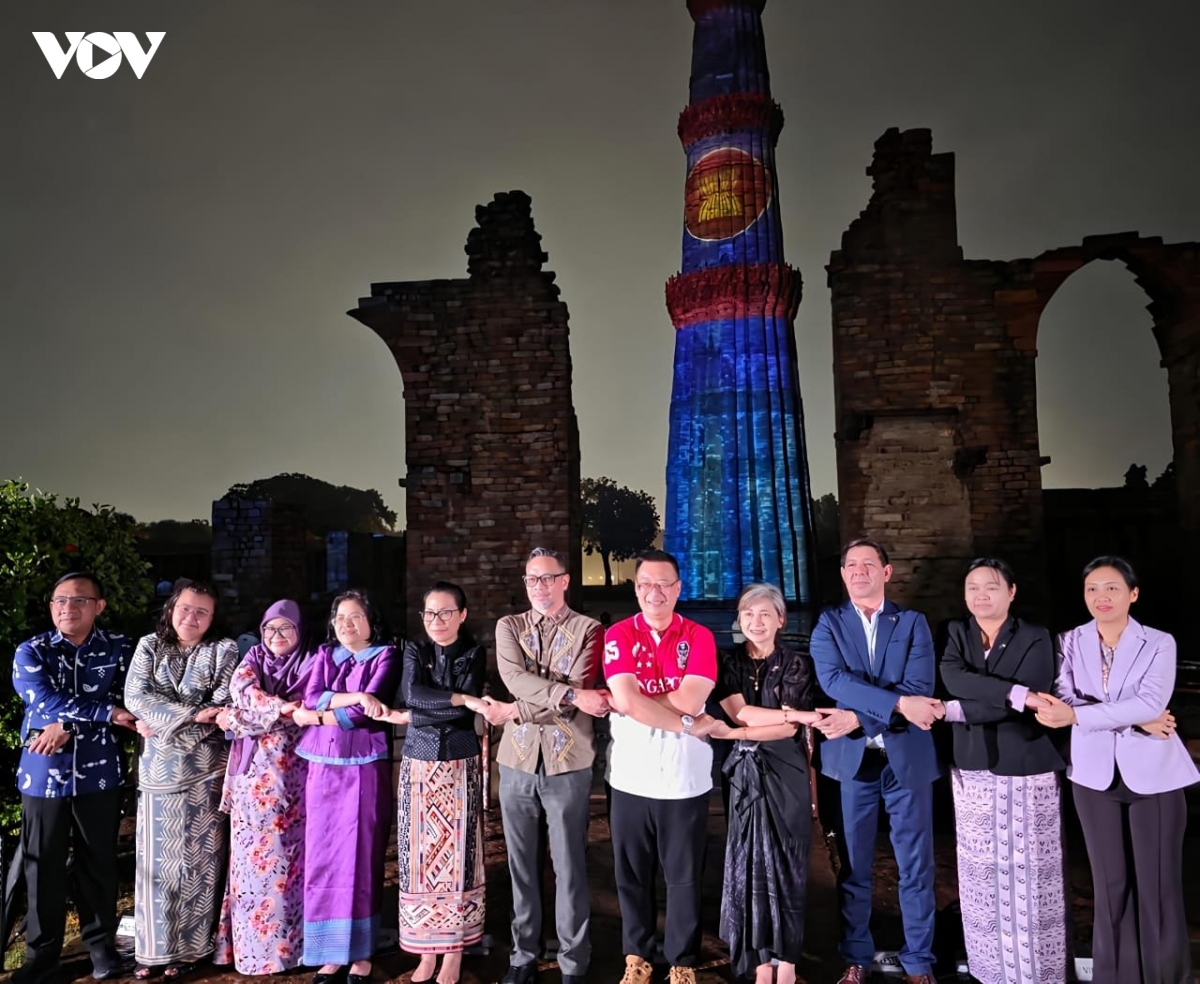 hinh anh la co asean duoc chieu sang tren thap qutub minar noi tieng hinh anh 1