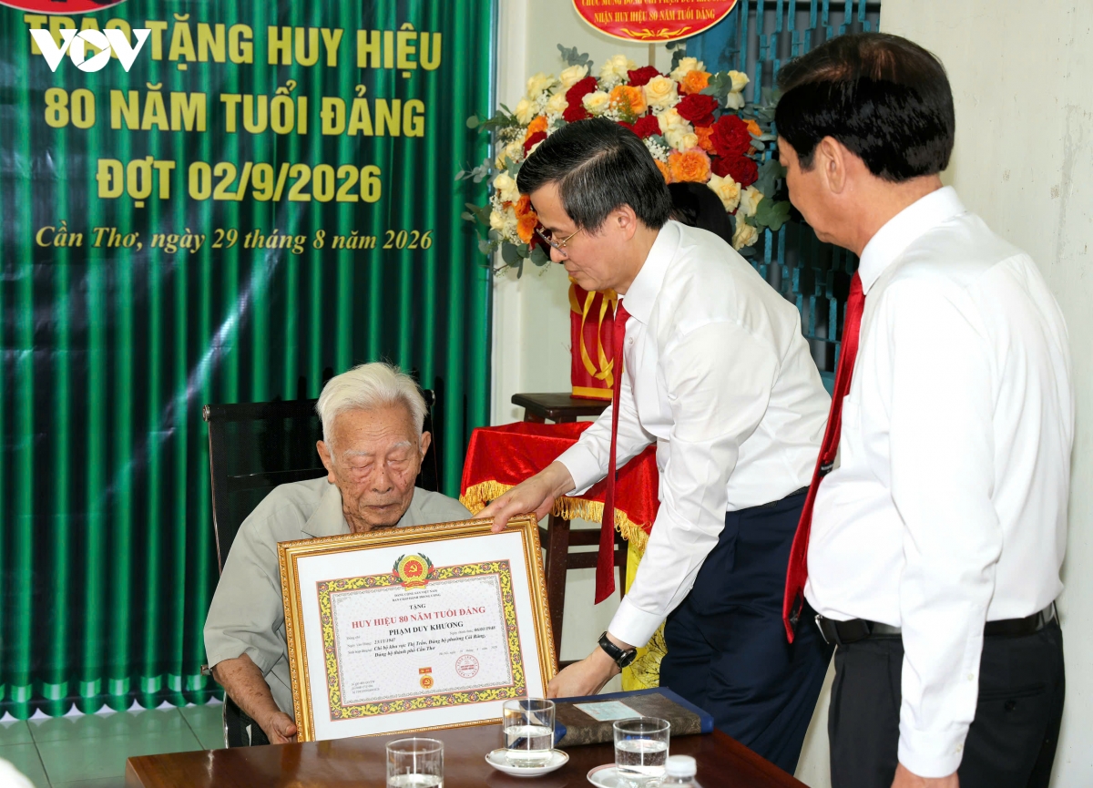 trao huy hieu 80 nam tuoi Dang tang dang vien lao thanh tai can tho hinh anh 1