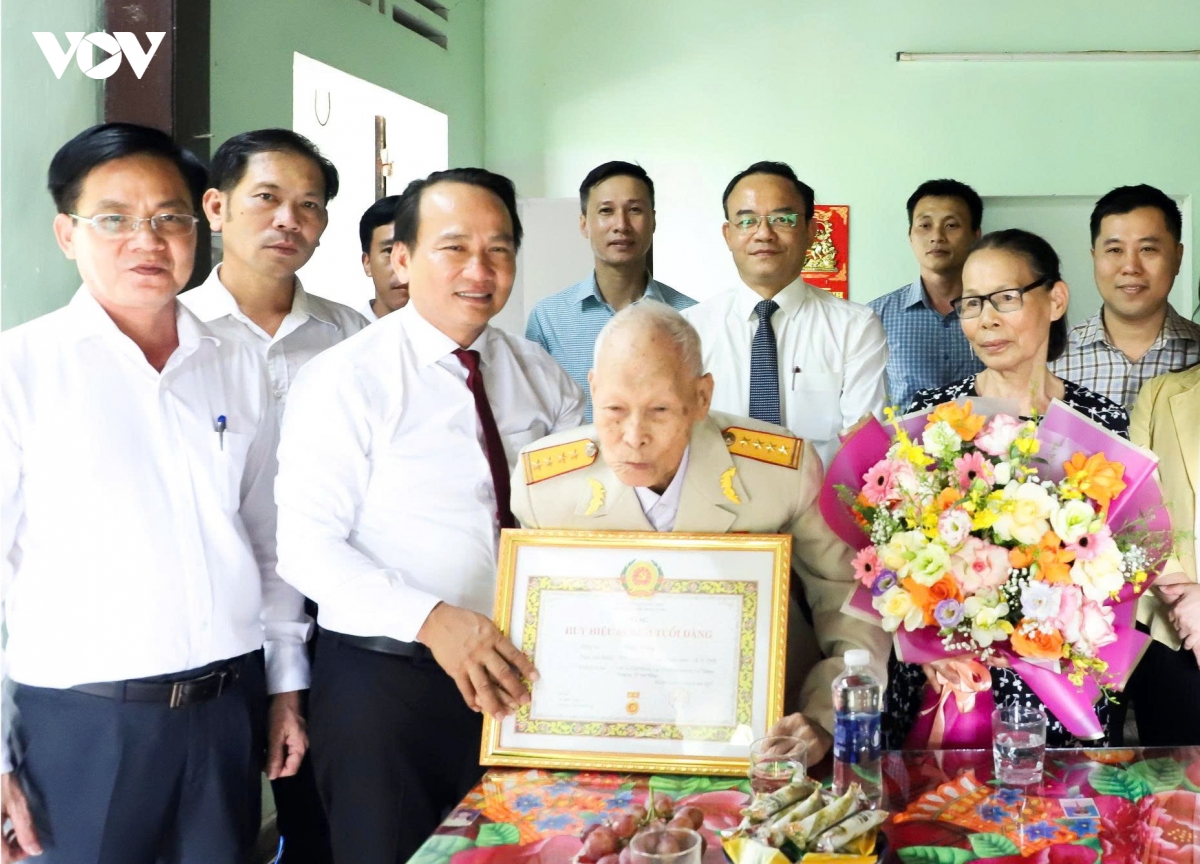 Da nang trao huy hieu 80 nam tuoi Dang dip quoc khanh 2 9 hinh anh 1