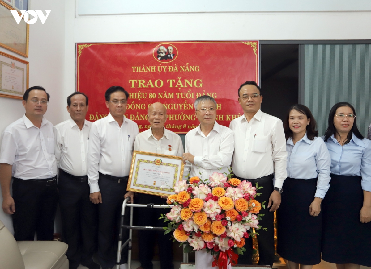 Da nang trao huy hieu 80 nam tuoi Dang dip quoc khanh 2 9 hinh anh 2