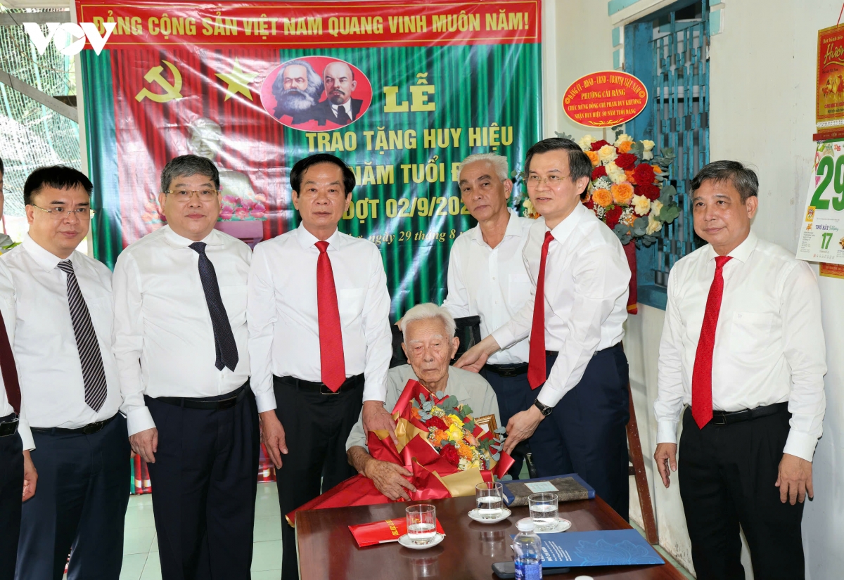 trao huy hieu 80 nam tuoi Dang tang dang vien lao thanh tai can tho hinh anh 2