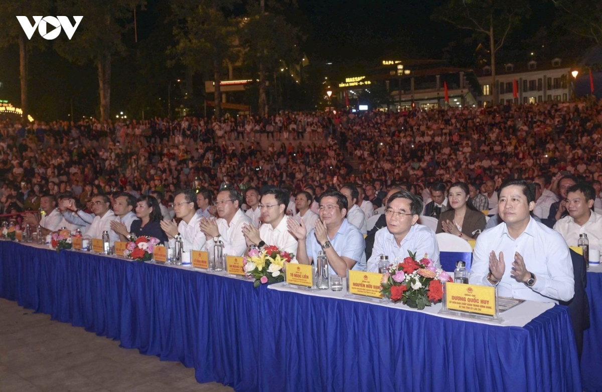 ruc ro dem khai mac le hoi mua thu sa pa 2026, thu hut hang ngan du khach hinh anh 2